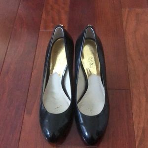 Michael by Michael Kors black leather pumps in 7